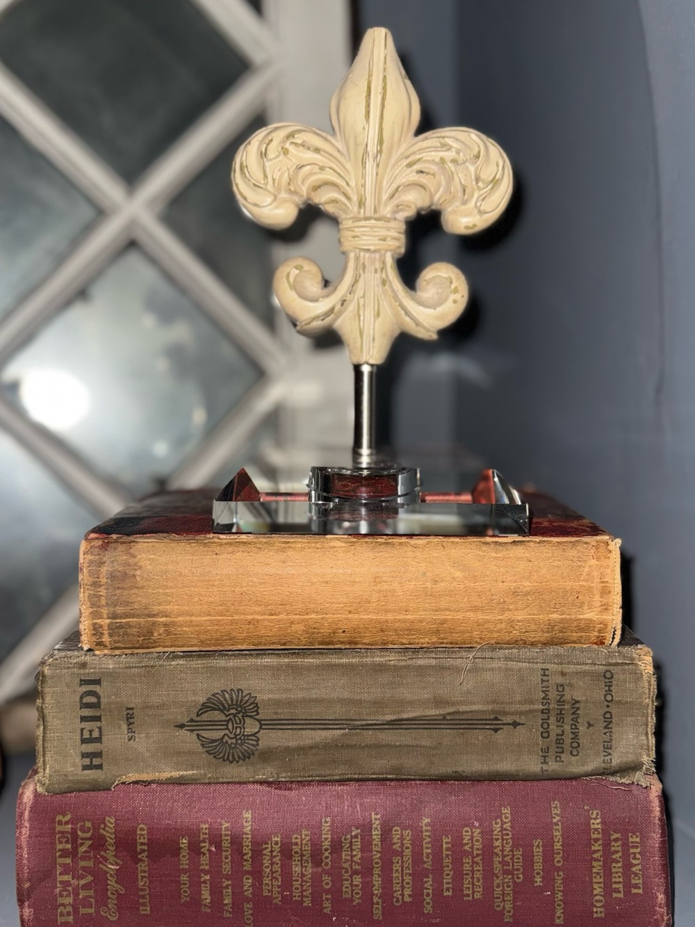 Beautiful Art Fleur-de-lis Decor Beige Acrylic Base In Incredible Condition